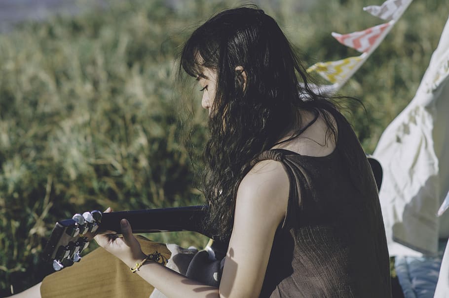 woman playing guitar, woman playing black guitar, music, caucasian HD wallpaper
