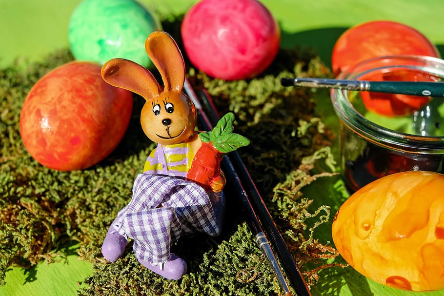 rabbit with carrot figure, easter bunny, hare, sitting, moss HD wallpaper