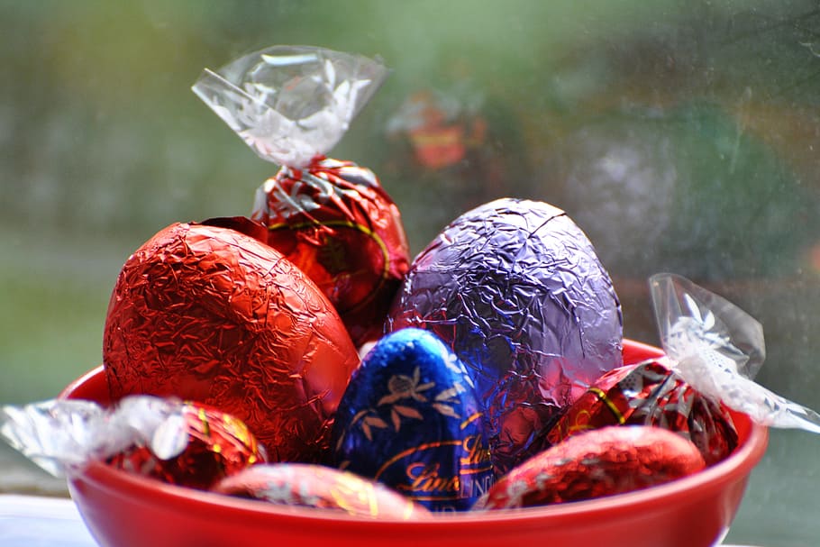assorted-color candies in red plastic bowl, Estar, Eggs, Chocolate HD wallpaper