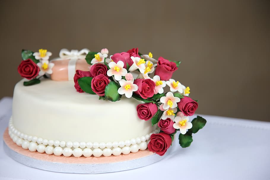 floral arranged on toppings of cake, cakes, eating, decoration