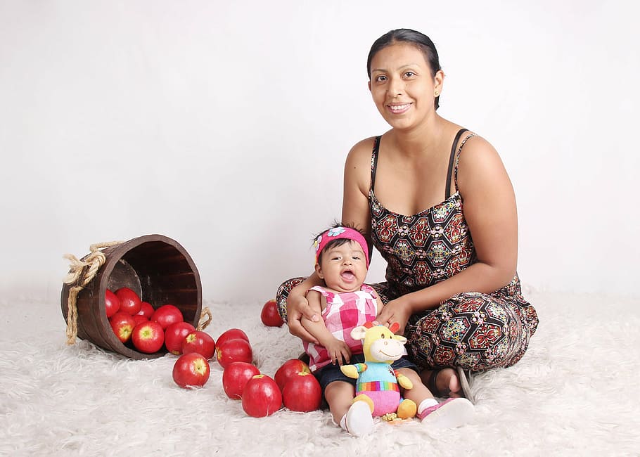 mama, bebe, apple, child, smiling, happiness, people, family HD wallpaper