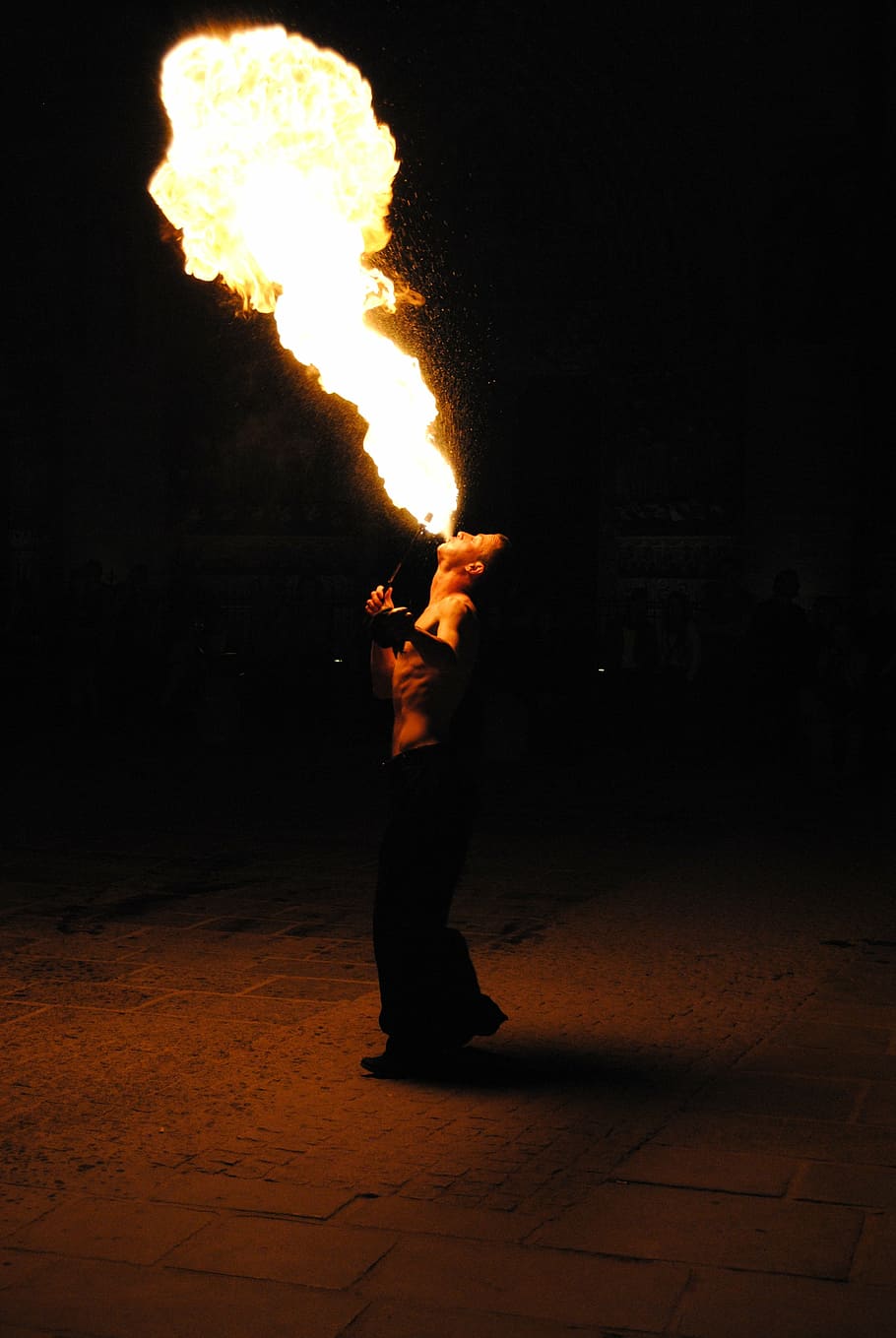 Burning show. Пожиратель огня. Поедатель огня. Огонь пожирающий. Пожарный Пожиратель.