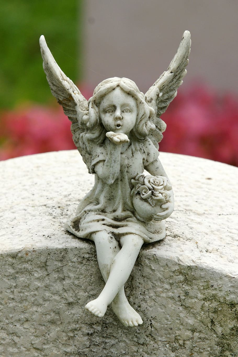 Бетонная скульптура ангела передает возвышенные понятия о добре и свете