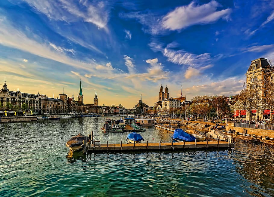 landscape photo of cityscape, body of water between concrete buildings landscape photo HD wallpaper