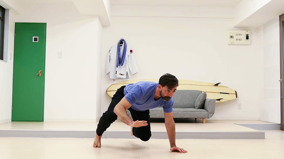 Locomotion, person crawling on floor, building, sofa, couch, door HD wallpaper