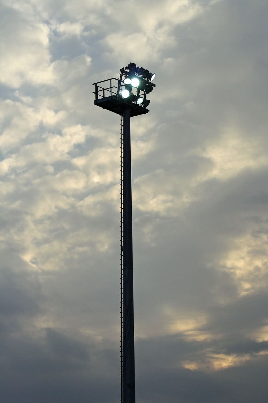 flood light, sky, evening, lighting pole, mast, spotlight, football HD wallpaper