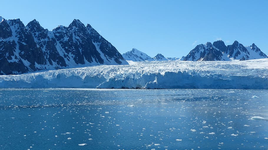 iceberg near mountains at daytime, spitsbergen, glacier, cold, HD wallpaper
