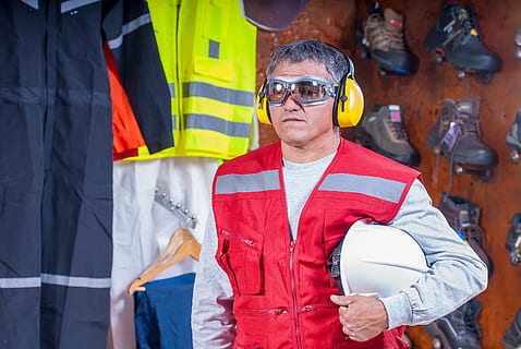 man wearing red zip up vest carrying white hardhat, helmet HD wallpaper