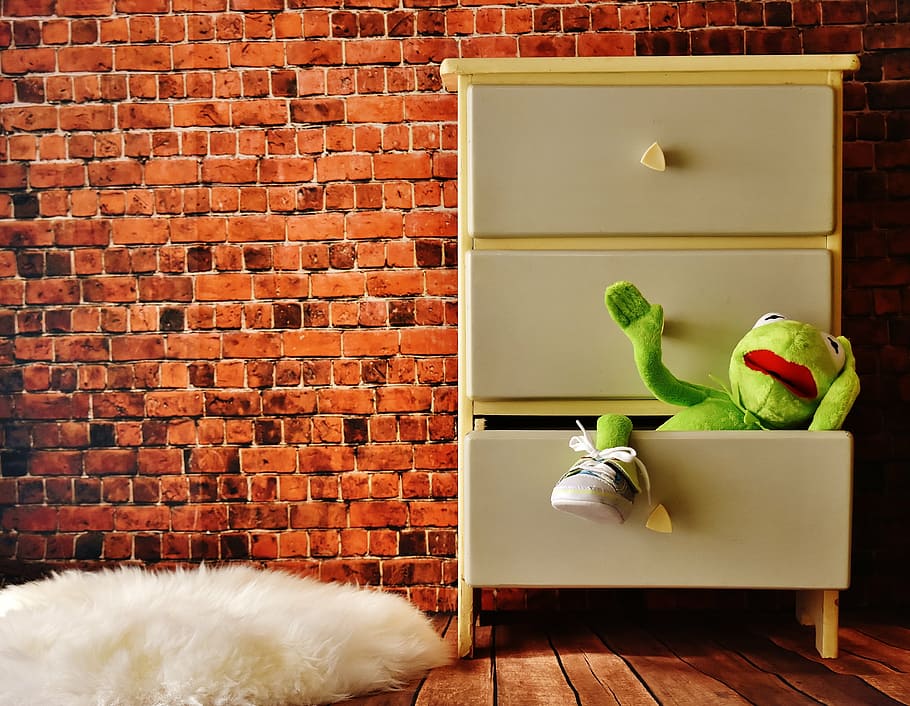 Kermit the Frog sitting on grey wooden drawer, cabinet, chest of drawers, HD wallpaper