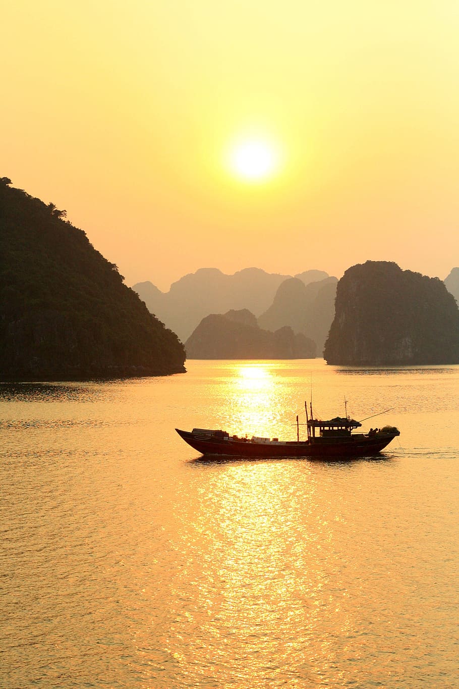 Ha Long Bay, Boat, Vietnam, Karsts, sunset, scenics, mountain, HD wallpaper