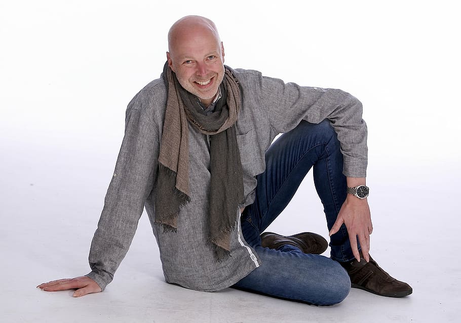 men's gray sweatshirt and brown scarf, black, sitting, locker HD wallpaper