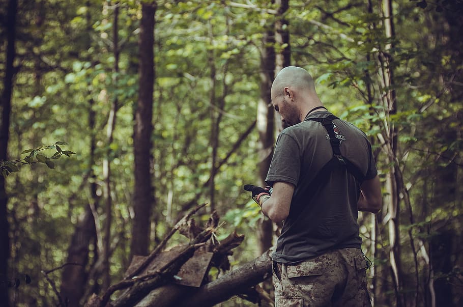 man standing in forest during daytime, Mobile Phone, Camera HD wallpaper