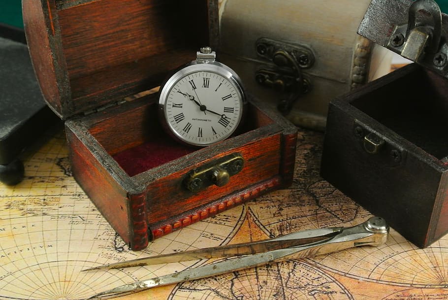silver pocket watch at 10:18, Key, Open, Castle, Close, Close Up HD wallpaper