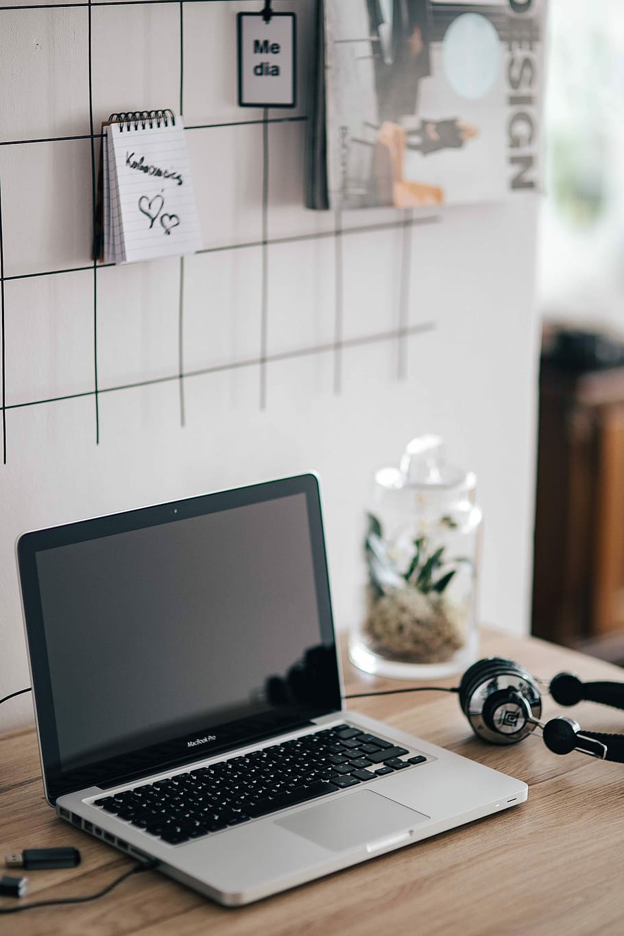 MacBook Pro with headphones on a wooden desk, Apple, computer HD wallpaper