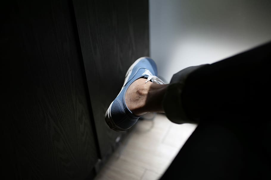 person cross leg, person wearing blue and white low-top sneaker HD wallpaper