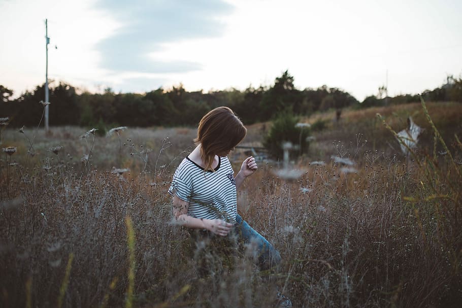 woman in white and black T-shirt, outdoors, nature, child, time Of Day HD wallpaper