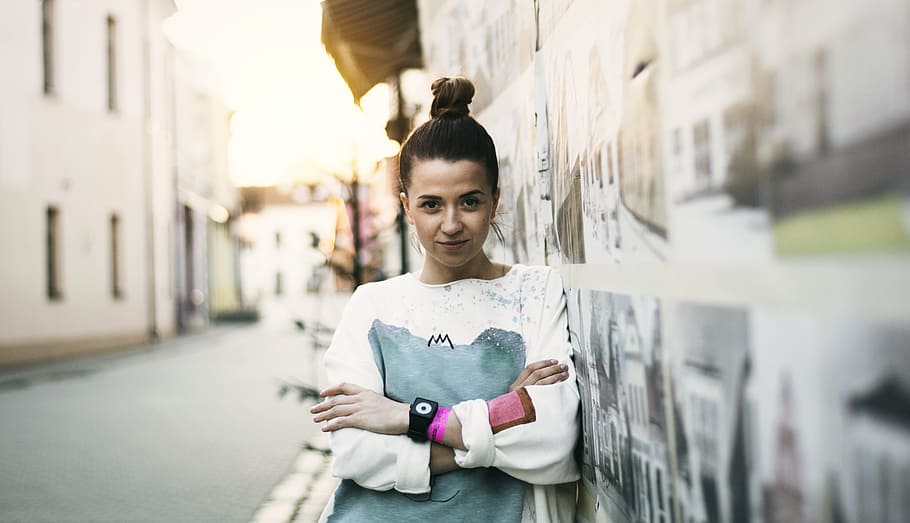 Agne, woman lean on wall beside road during daytime, outdoors HD wallpaper