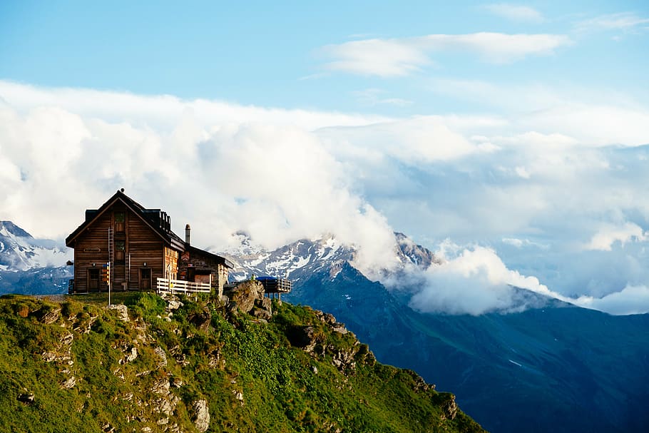 brown house on top of mountain, clouds, cloudscape, daylight HD wallpaper