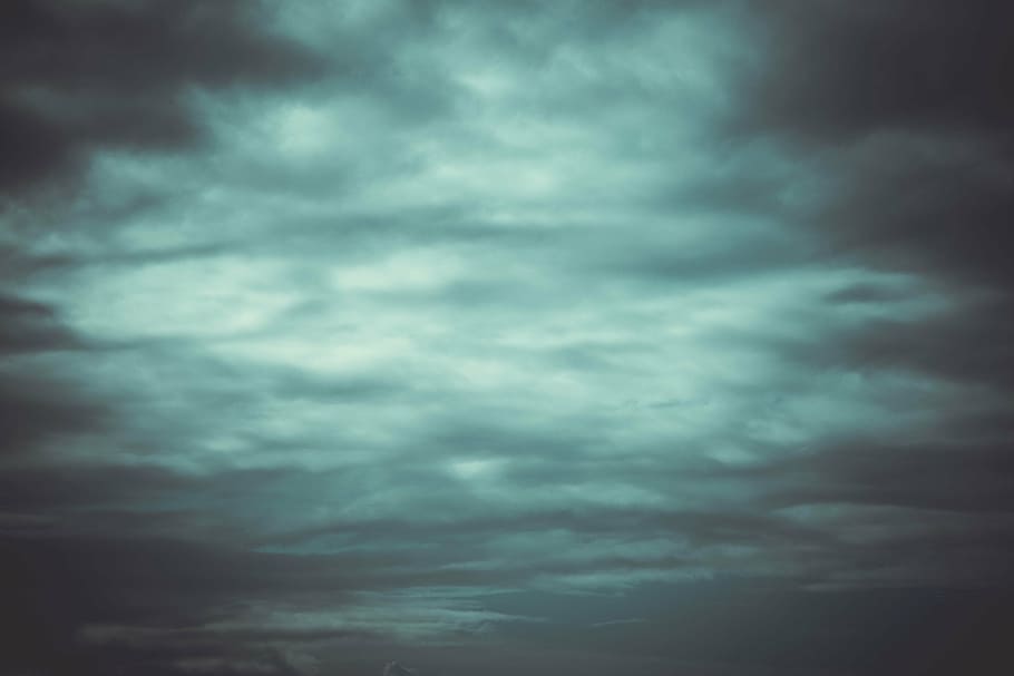 Hình nền đám mây màu xám rất phù hợp với những người yêu thích không gian phong cách cổ điển hoặc hiện đại. Với sự kết hợp tinh tế giữa những đám mây xám và ánh nắng mặt trời, không khí trở nên ấm áp và tươi mới hơn bao giờ hết. Đừng bỏ lỡ cơ hội thưởng thức hình ảnh tuyệt đẹp này, hãy xem ngay!
