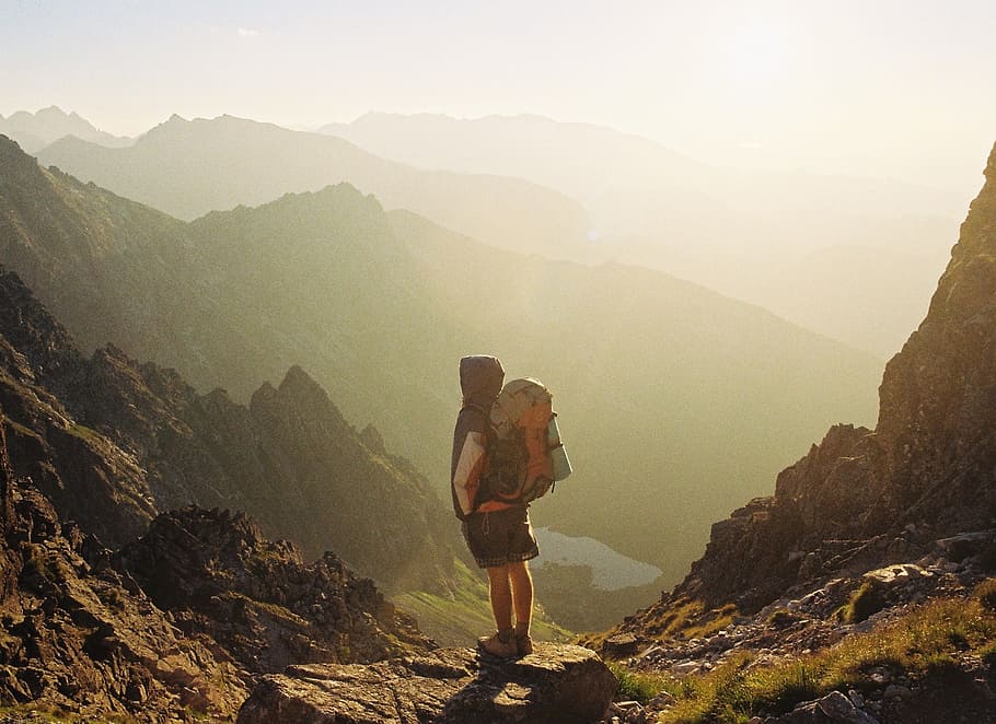 person standing in front of mountain, sky, sun, mountains, cliff HD wallpaper
