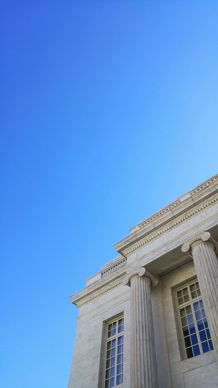 low angle photography of building under blue sky, column, architecture HD wallpaper