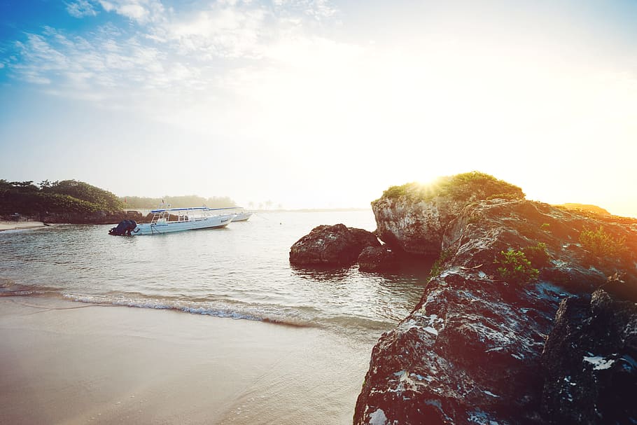 white boat near seashore during daytime, boat at body of water during daytime HD wallpaper