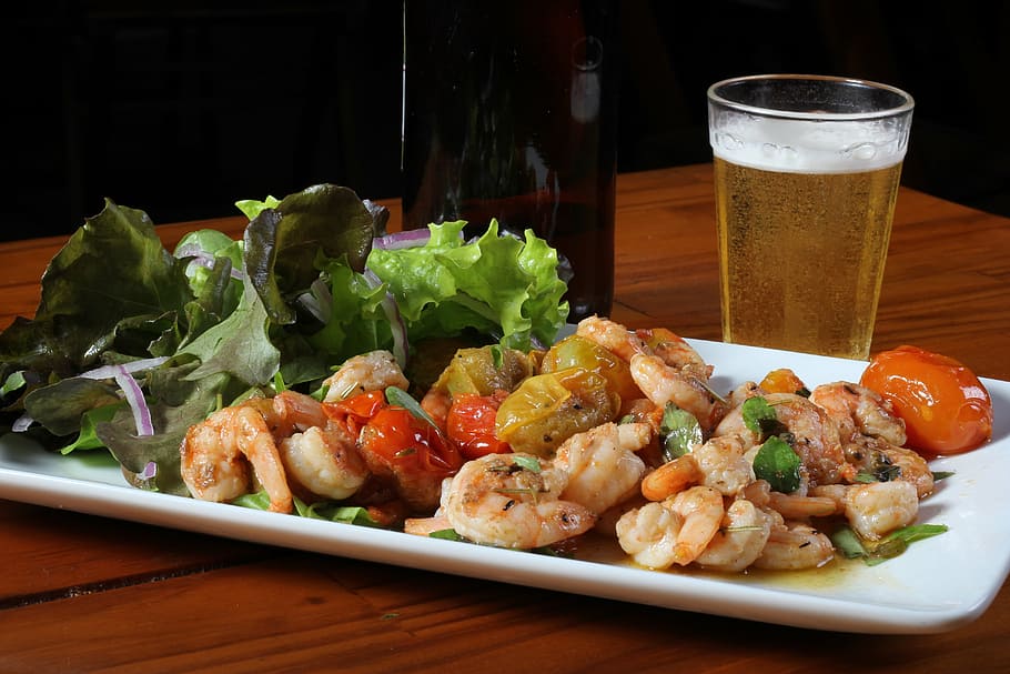 seafood dish, shrimp, snack, beer, food and drink, table, freshness HD wallpaper