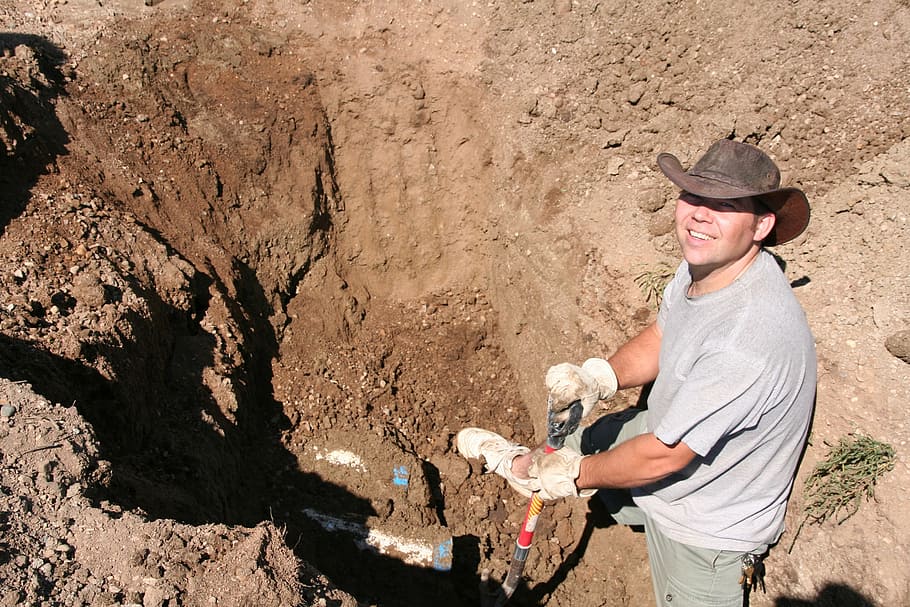 digging, smile, man, person, spade, work, dirt, ground, worker HD wallpaper