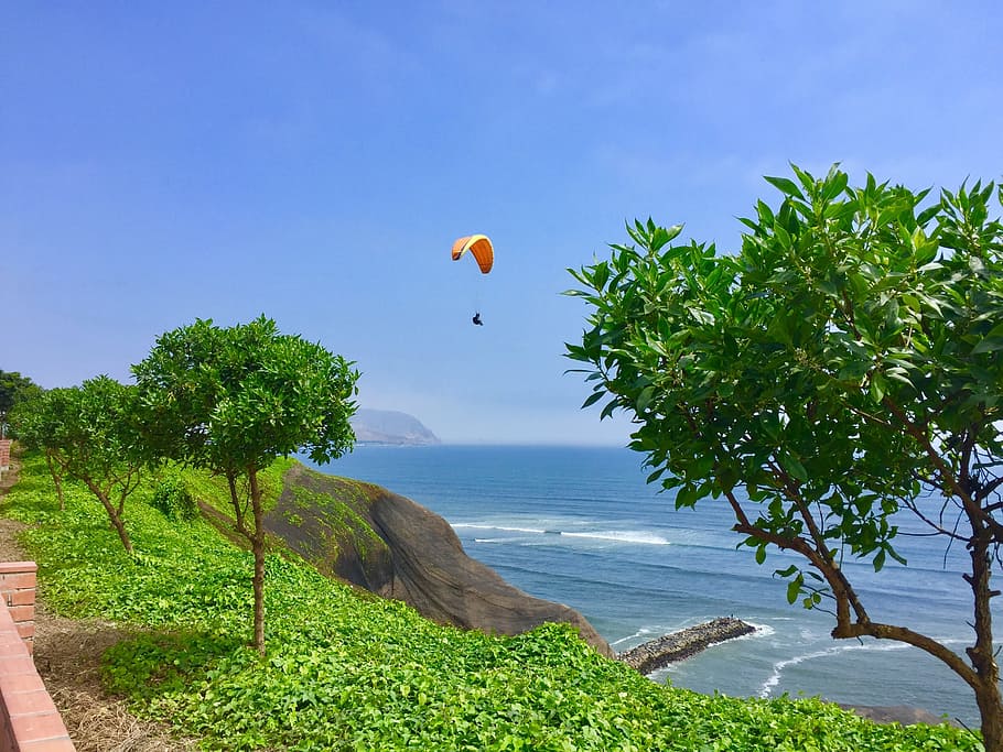 person riding parachute near trees and ocean during daytime, Lima, Peru, HD wallpaper