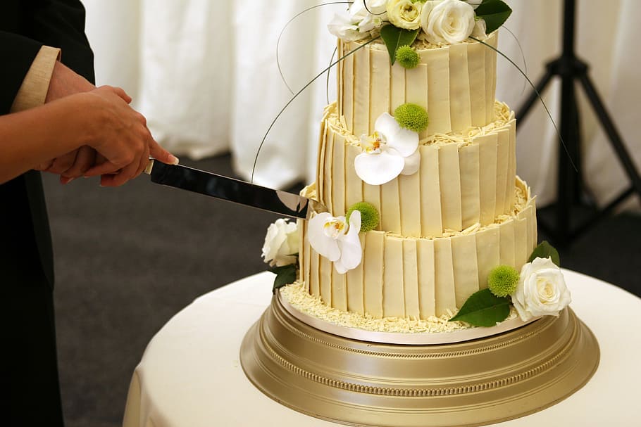 Order Enchanted Anniversary Cake Online, Price Rs.749 | FlowerAura