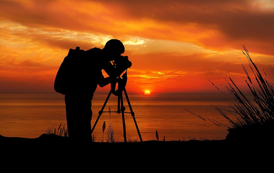 silhouette of man taking photo of sunset, photographer, camera, HD wallpaper