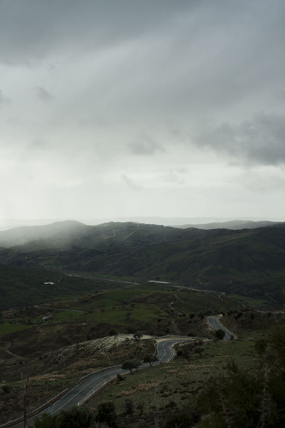 highway near misty mountain, top view of road on mountain slope HD wallpaper