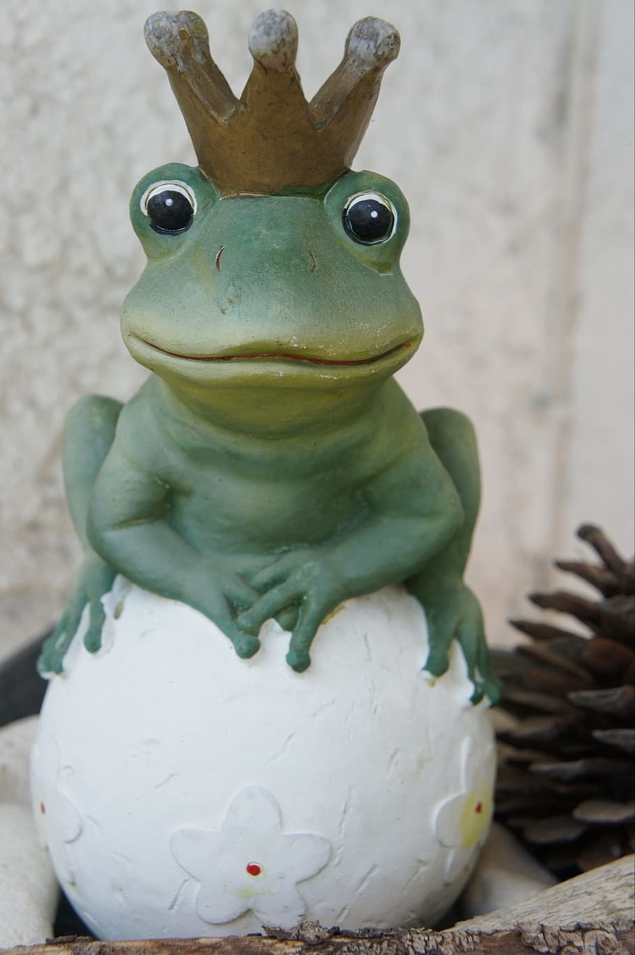 frog prince, figure, king, crown, funny, representation, art and craft HD wallpaper