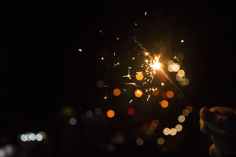 bokeh light photo, bokeh photography of sparkler, hand, holding HD wallpaper