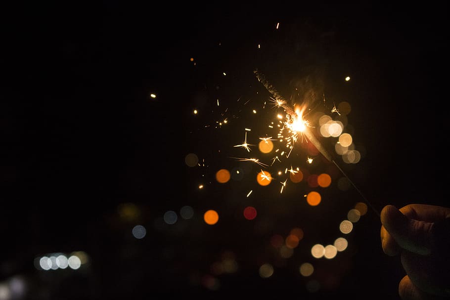 bokeh light photo, bokeh photography of sparkler, hand, holding HD wallpaper
