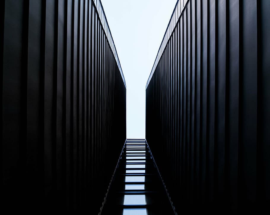 architecture, black-and-white, dark, low angle shot, perspective HD wallpaper