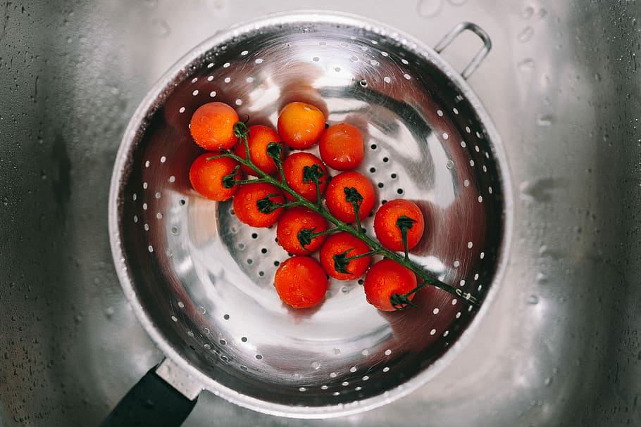 Washing vegetables in colander, tomatoes, green bean, healthy HD wallpaper