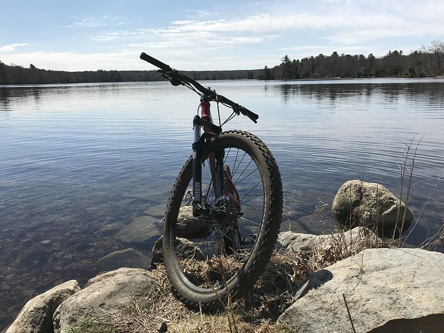 black hardtail bicycle beside body of water, bike, lake, mountain bike, HD wallpaper
