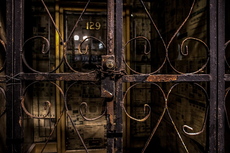 black metal locked gate, black metal gate closed, rusted, weathered HD wallpaper