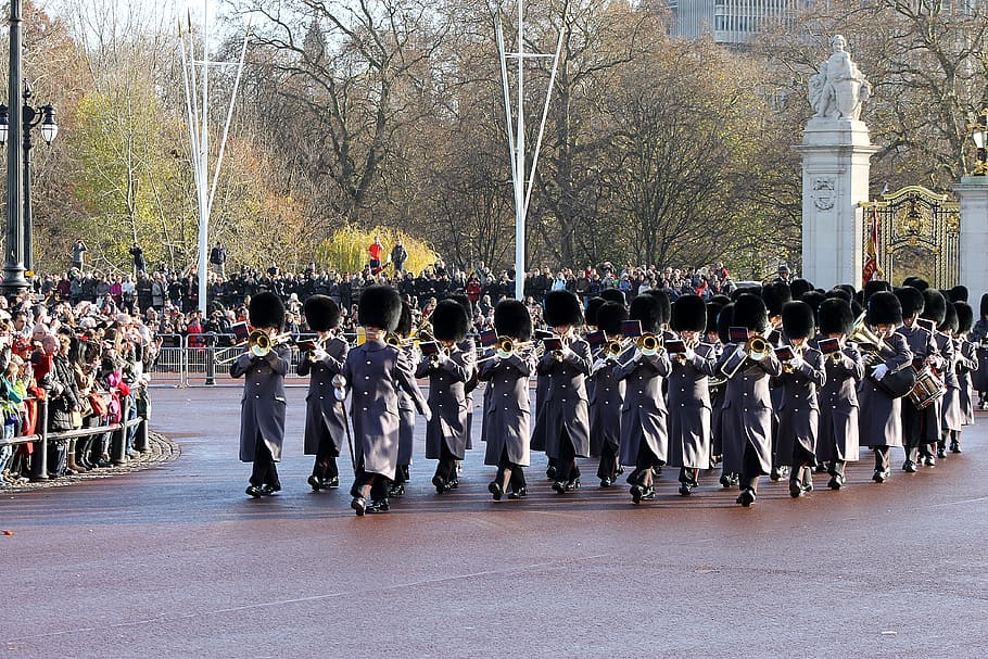 london, changing of the guard, buckingham palace, large group of people