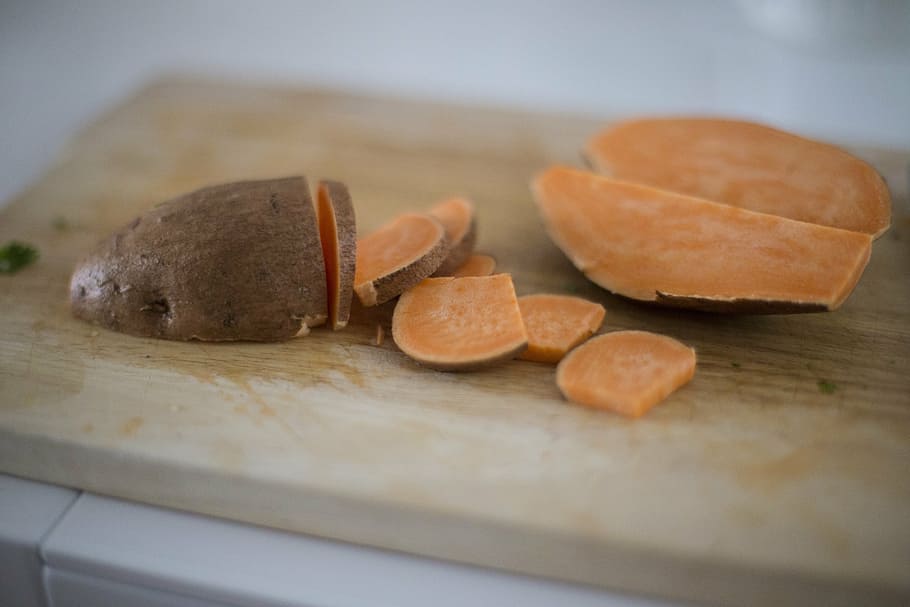 sliced sweet potatoes on beige wooden chopping board, root HD wallpaper