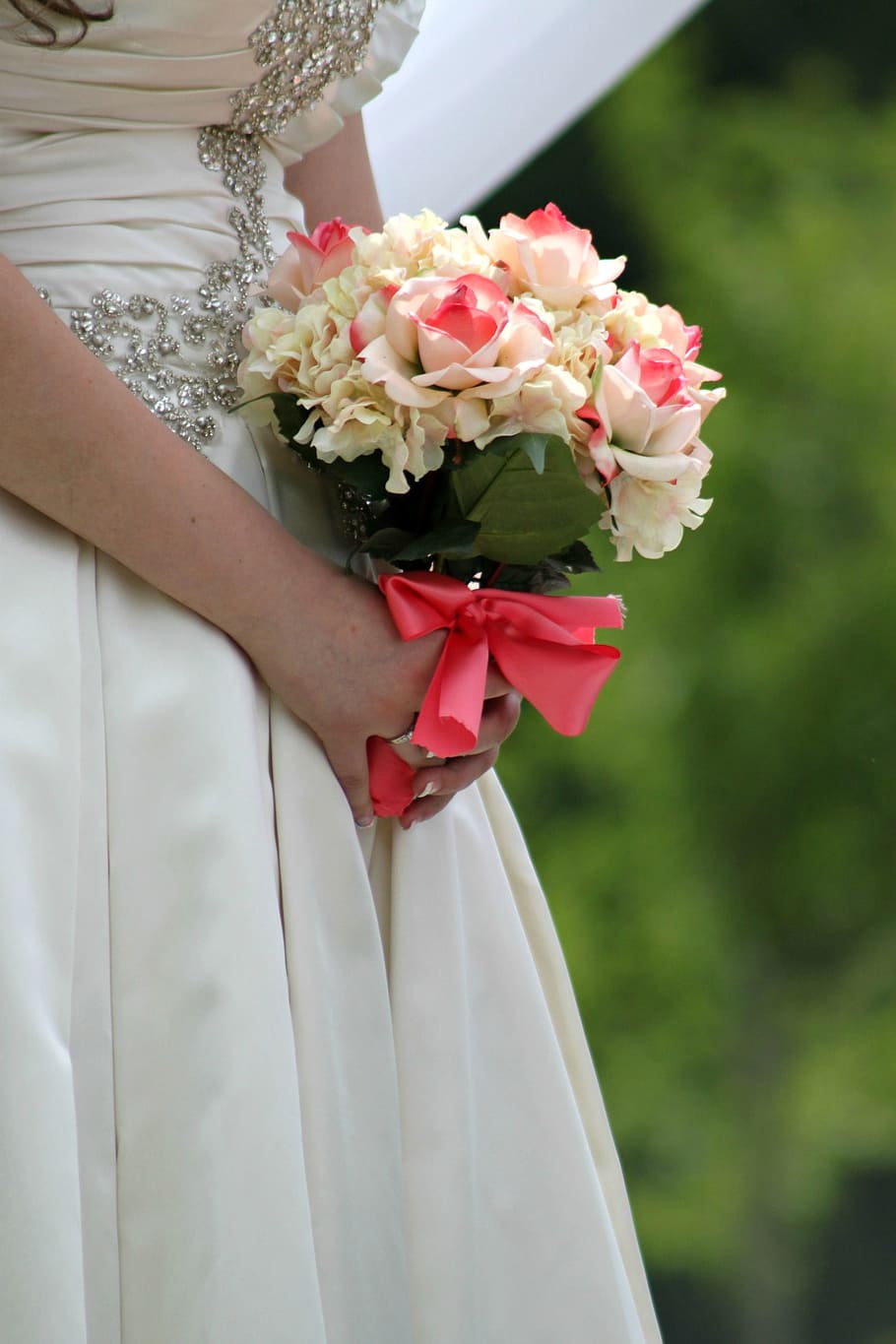 Цветы на свадебное платье
