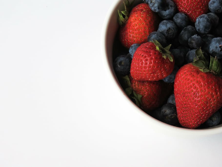 blueberries and strawberries, fruit, fruit bowl, red, healthy HD wallpaper