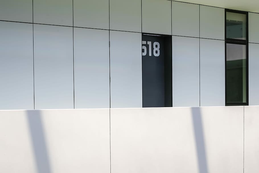 518 room near hallway, white building with black doors, flat, HD wallpaper
