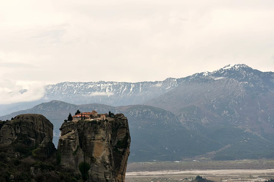 cliff taken under white clouds, brown landmark during daytime HD wallpaper