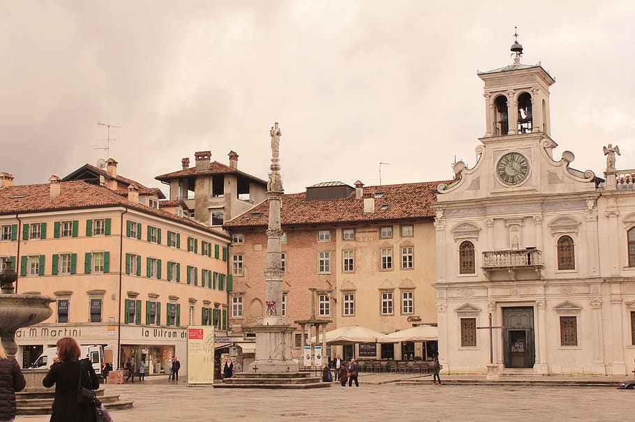 udine-hauptplatz-small-space-city-architecture-road.jpg