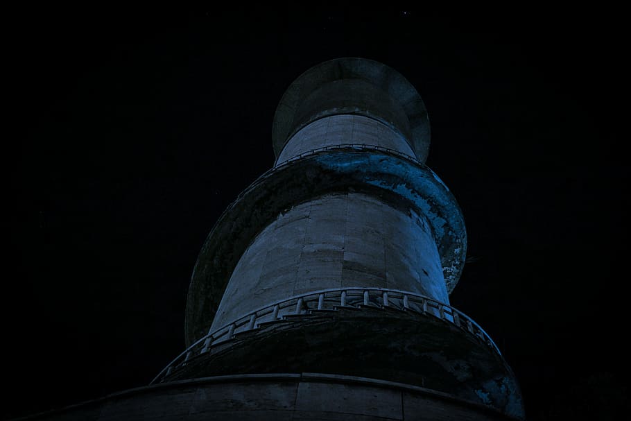 closeup photo of gray concrete building, closeup photo of gray lighthouse HD wallpaper