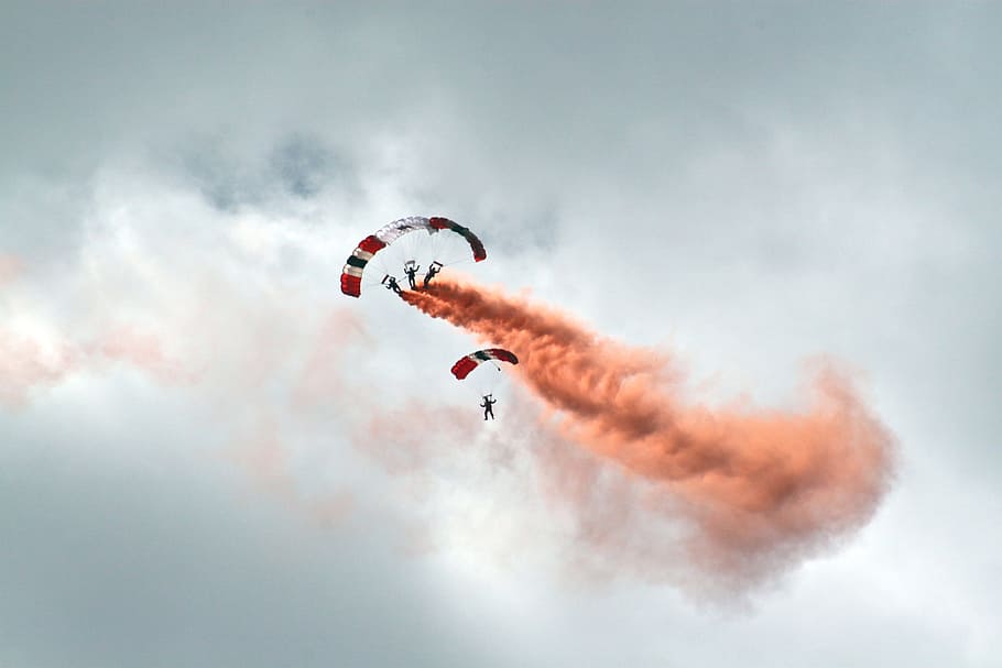 worms eye view photography of people paragliding under cloudy sky, Paras display Farnborough 2010 HD wallpaper