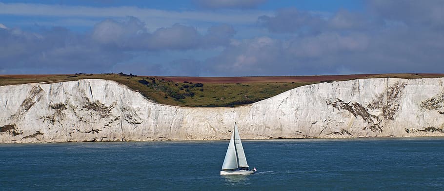 sailboat near cliff during daytime, White Cliffs, Dover, Coast HD wallpaper