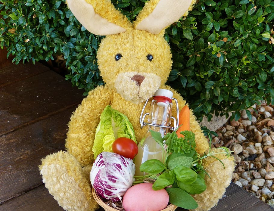 bear plush toy holding basket on top of table, easter bunny HD wallpaper
